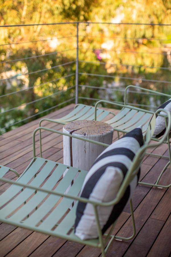 Zimmer mit Kingsize-Bett und Gartenblick.